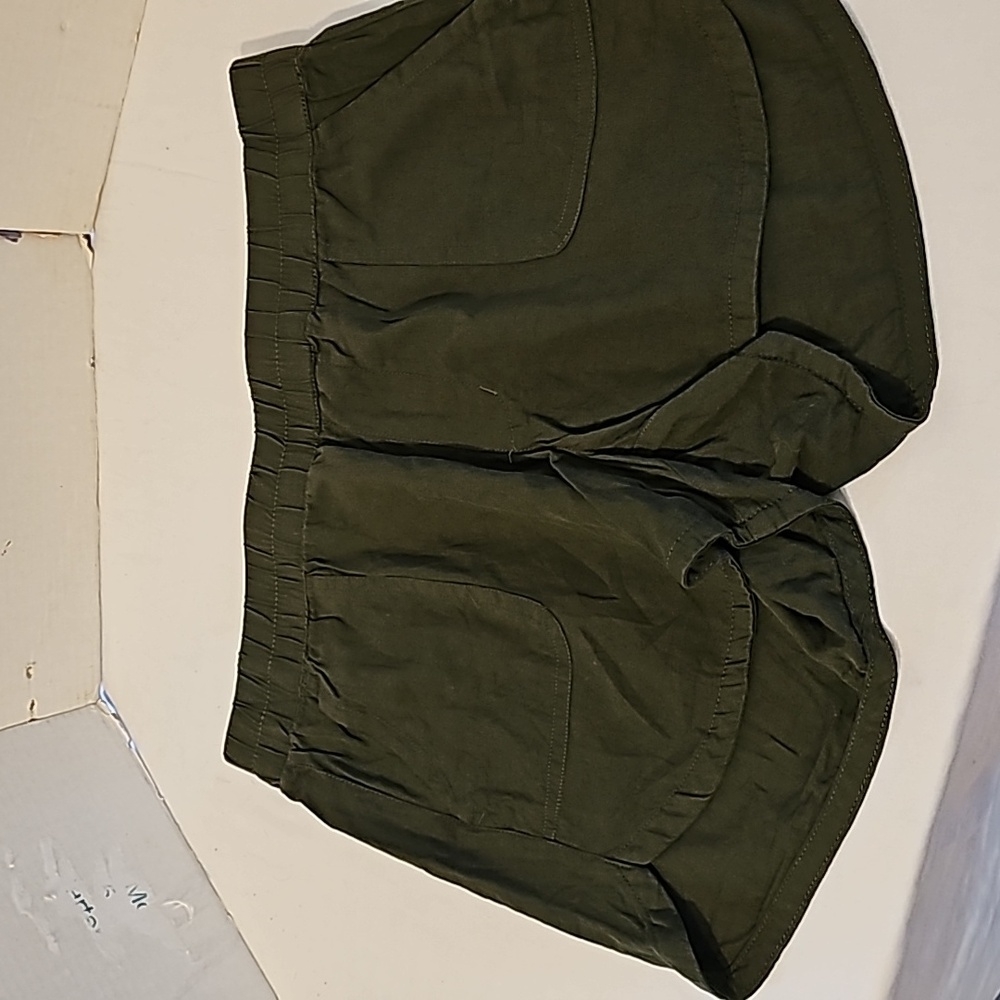 Maurices Lighweight Pullon Short with Elastic waist and 4 pockets. Size Large.